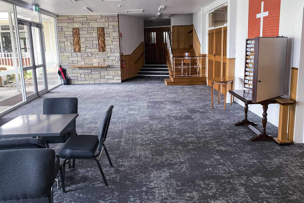 Ковровая плитка Associated Weavers Macro Tile цвет 94 Cloud Break 500×500×6 фото в интерьере